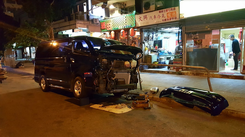 Illustration for article titled The Most Dedicated Mechanics In The World Wrench On The Streets Of Hong Kong